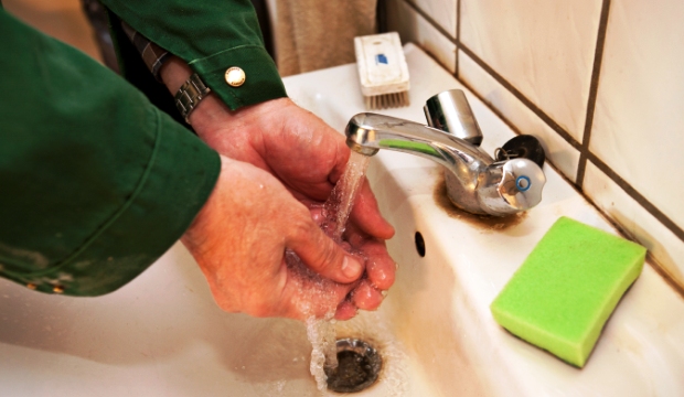 Washing hands on his way in and later out of the stable is an important method for protecting against MRSA in Denmark. But it hasn't stopped the spread of the superbug.